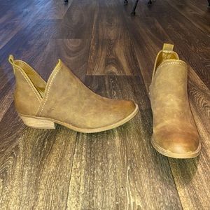 Universal Thread caramel booties, size 7